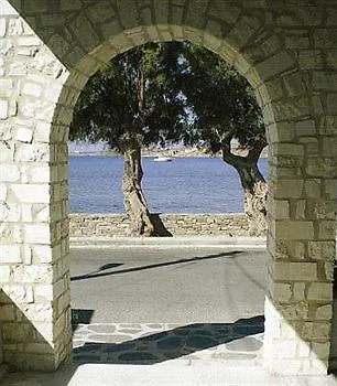 帕罗斯公寓酒店 *